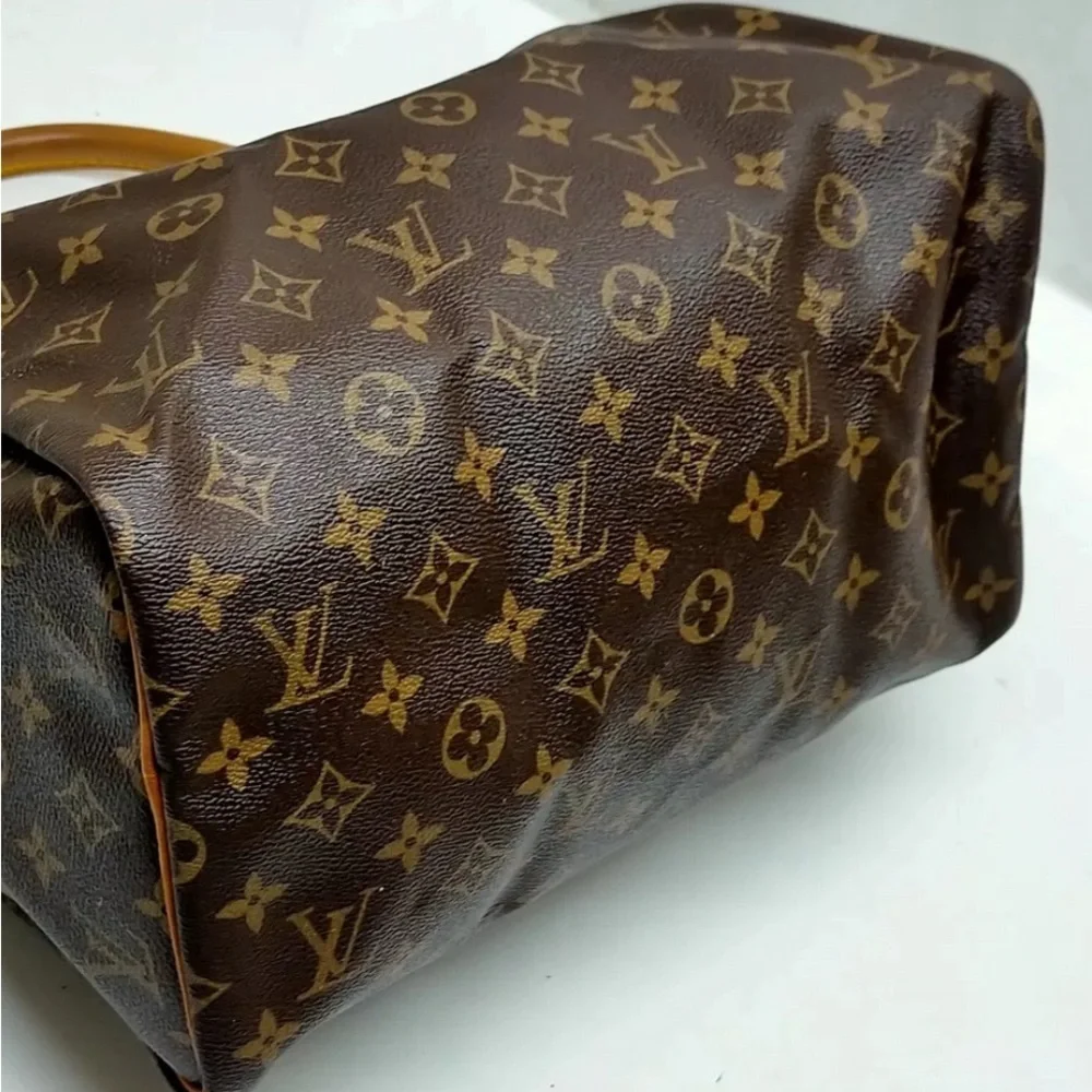 - Louis Vuitton authentic Speedy 30 vintage. With COA